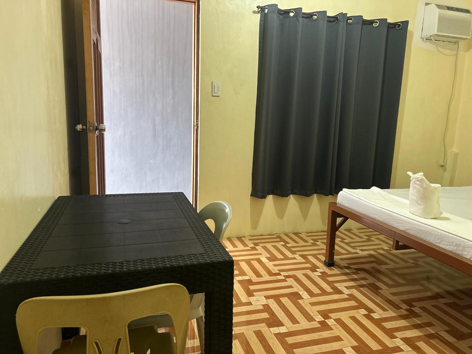 Carillo Guest House Coron Buitenkant foto